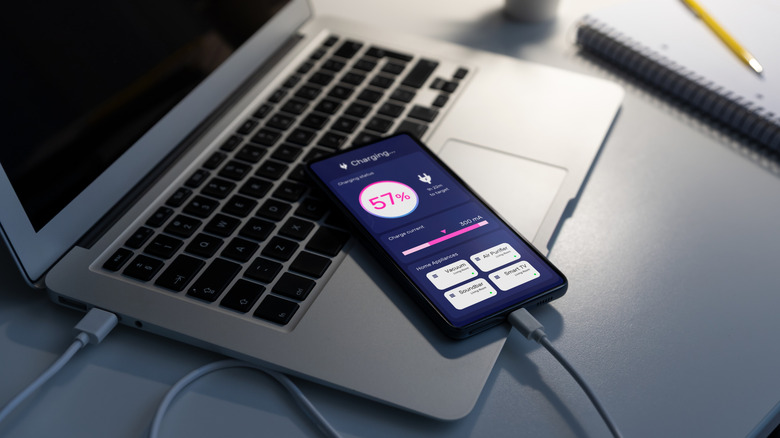 Телефон подключен к ноутбуку, заряжается.