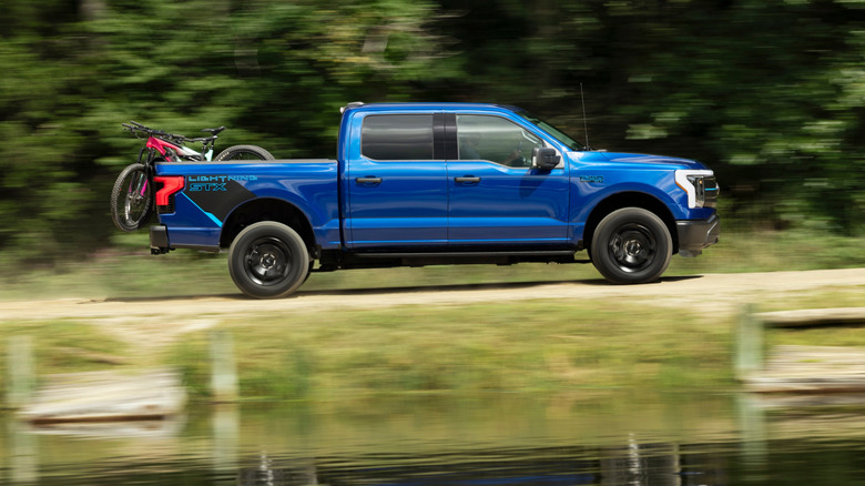 2026 F-150 Lightning STX едет по грунтовой дороге