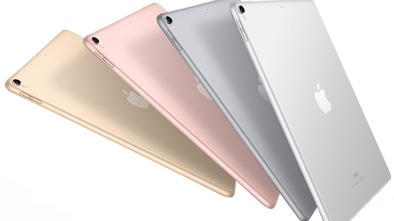 Ряд отремонтированных iPad разных цветов