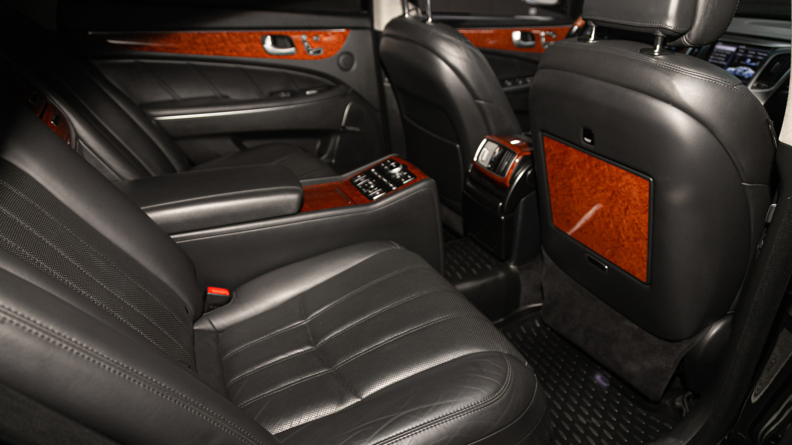 Этот доступный роскошный седан имеет откидывающиеся задние сиденья, позволяющие быстро вздремнуть во время обеденного перерыва.