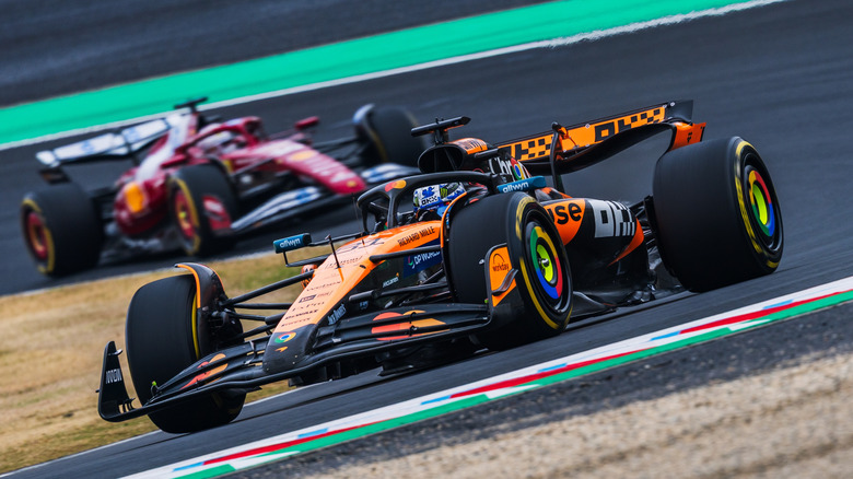 Ландо Норрис впереди автомобиля Ferrari на Гран-при Японии 2025 года