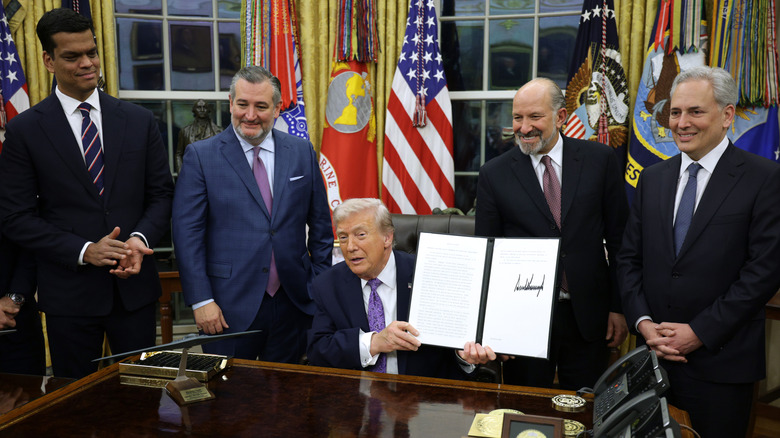 Трамп подписывает указ 11 декабря