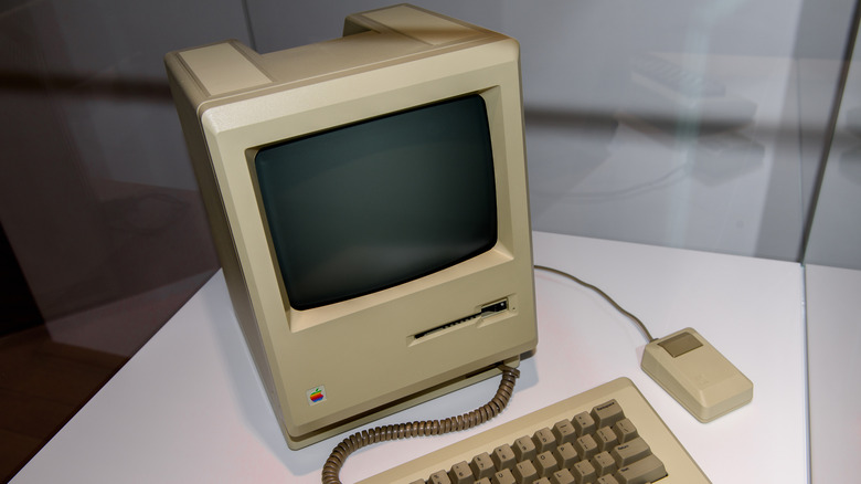 Персональный компьютер Apple Macintosh 1984 года с клавиатурой и мышью на дисплее