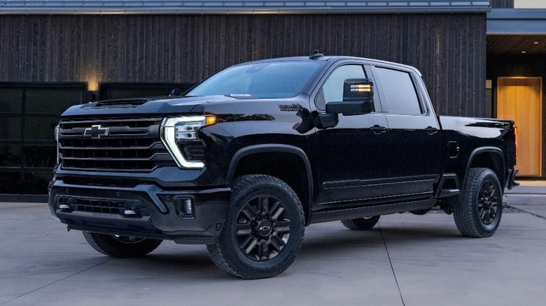 Снимок Silverado HD High Country Midnight Edition спереди.