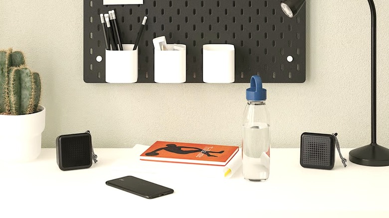 Пара Bluetooth-колонок Vappeby, стоящих на столе