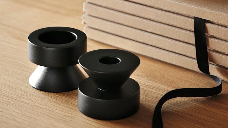 Подсвечники Стокгольма 2025 года сидят на столе