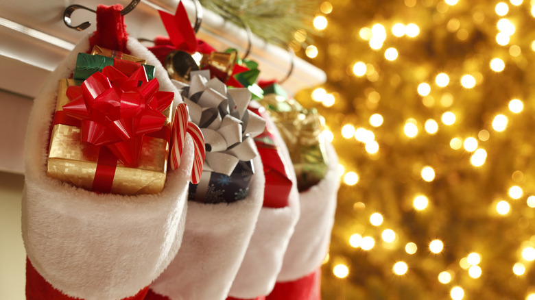 На фотографиях изображены рождественские чулки с подарками внутри.