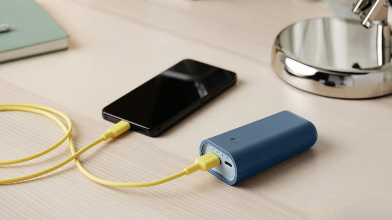 Мобильный телефон заряжается от блока питания Varmfront