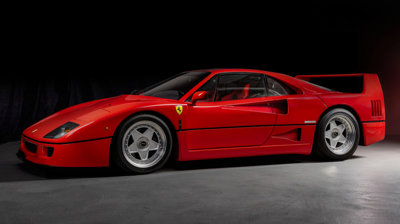 Ferrari F40 1989 года в темной студии