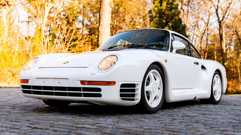 Porsche 959 Sport 1988 года на фоне леса