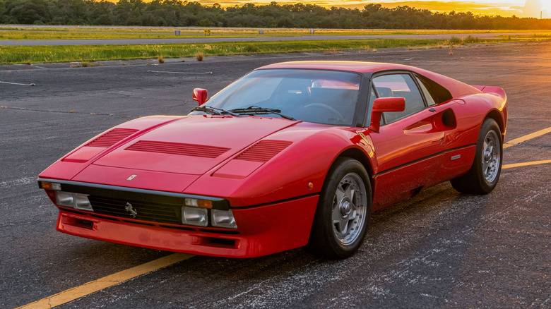 Ferrari 288 GTO 1985 года на закате
