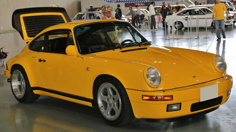 1989 RUF CTR Yellowbird на выставке