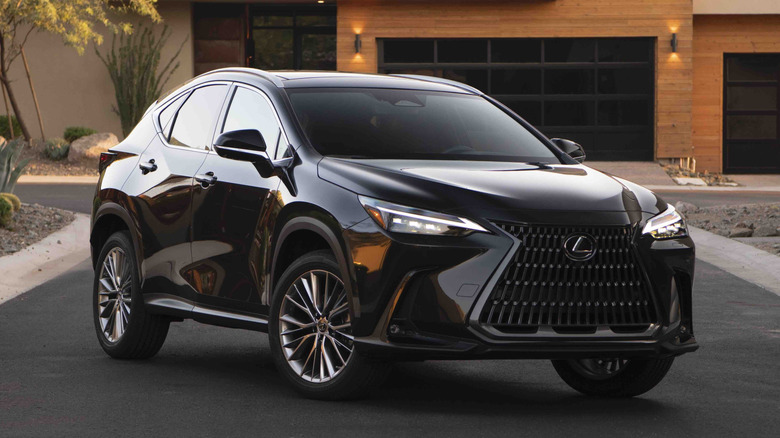 Черный Lexus NX 2026 года припаркован перед домом.