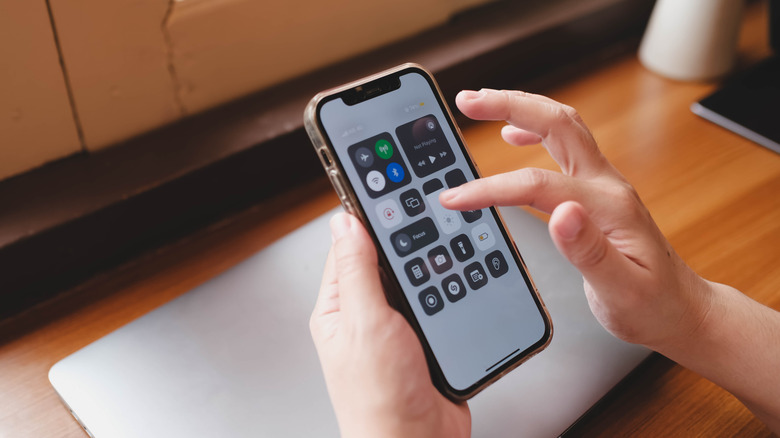 Человек, получающий доступ к Центру управления iPhone