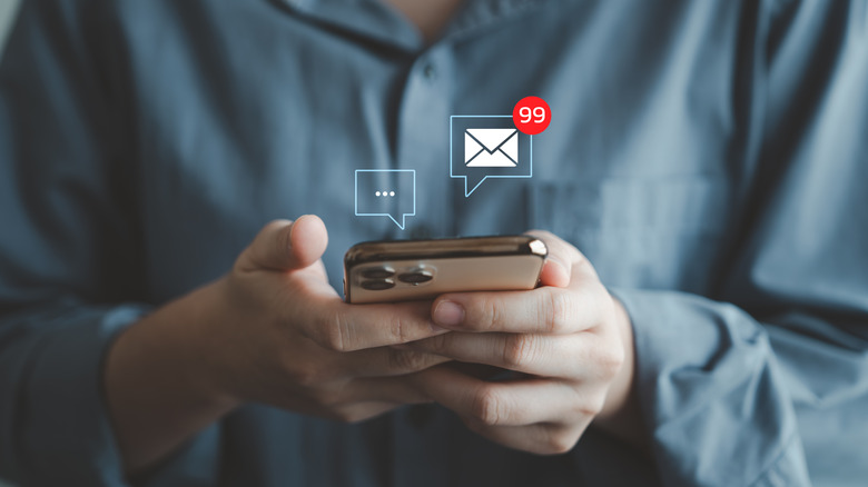 Иллюстрация уведомлений, исходящих с iPhone, который держит человек