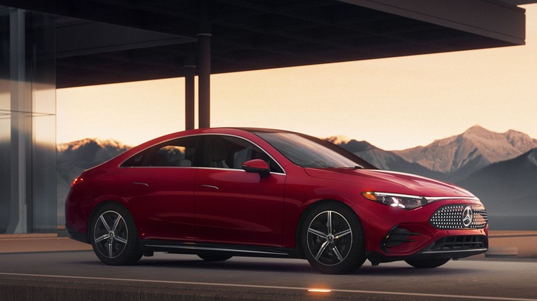 Красный Mercedes Benz CLA припаркован у обычного стеклянного здания.