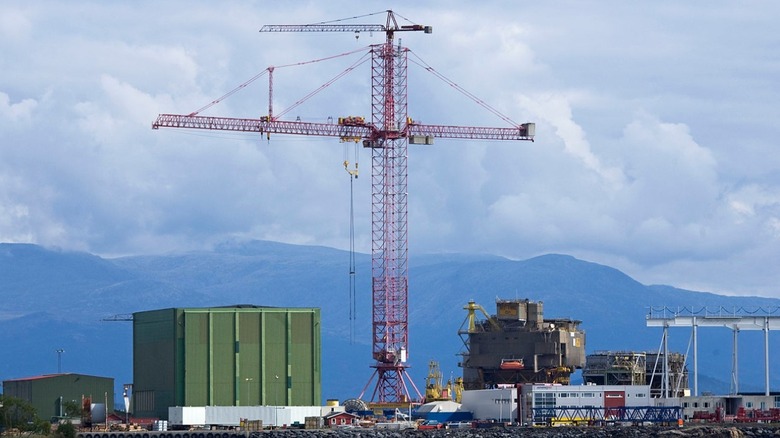 Кран Kroll K-10000 на верфи.