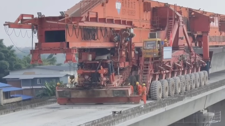 SLJ900/32 на мостике, рядом стоят несколько членов экипажа