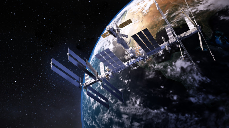 МКС на фоне Земли.