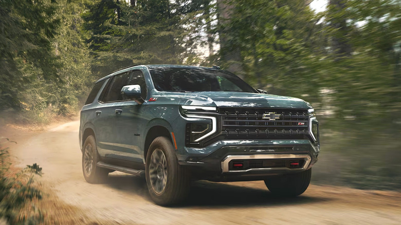 Chevy Tahoe едет по грунтовой дороге