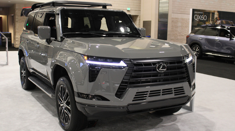 Внедорожник Лексус вид спереди