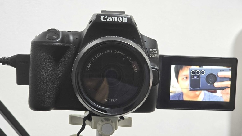 автор использует свою зеркалку в качестве веб-камеры