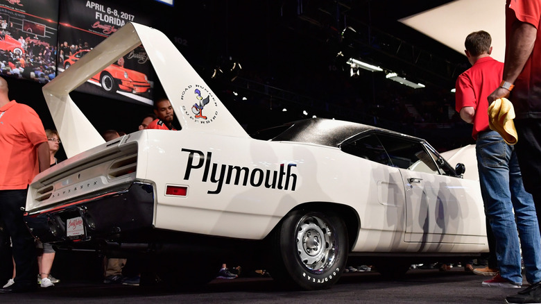 Белый Plymouth Superbird выставлен на аукцион