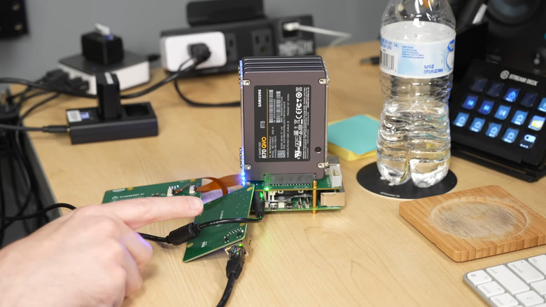 Джефф Гирлинг указывает на Raspberry Pi NAS