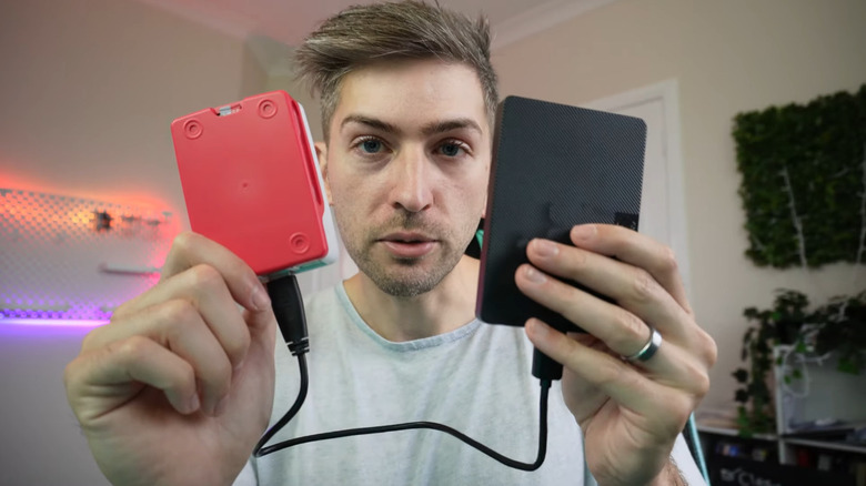 TechWithDavid подносит Raspberry Pi и внешний жесткий диск к камере