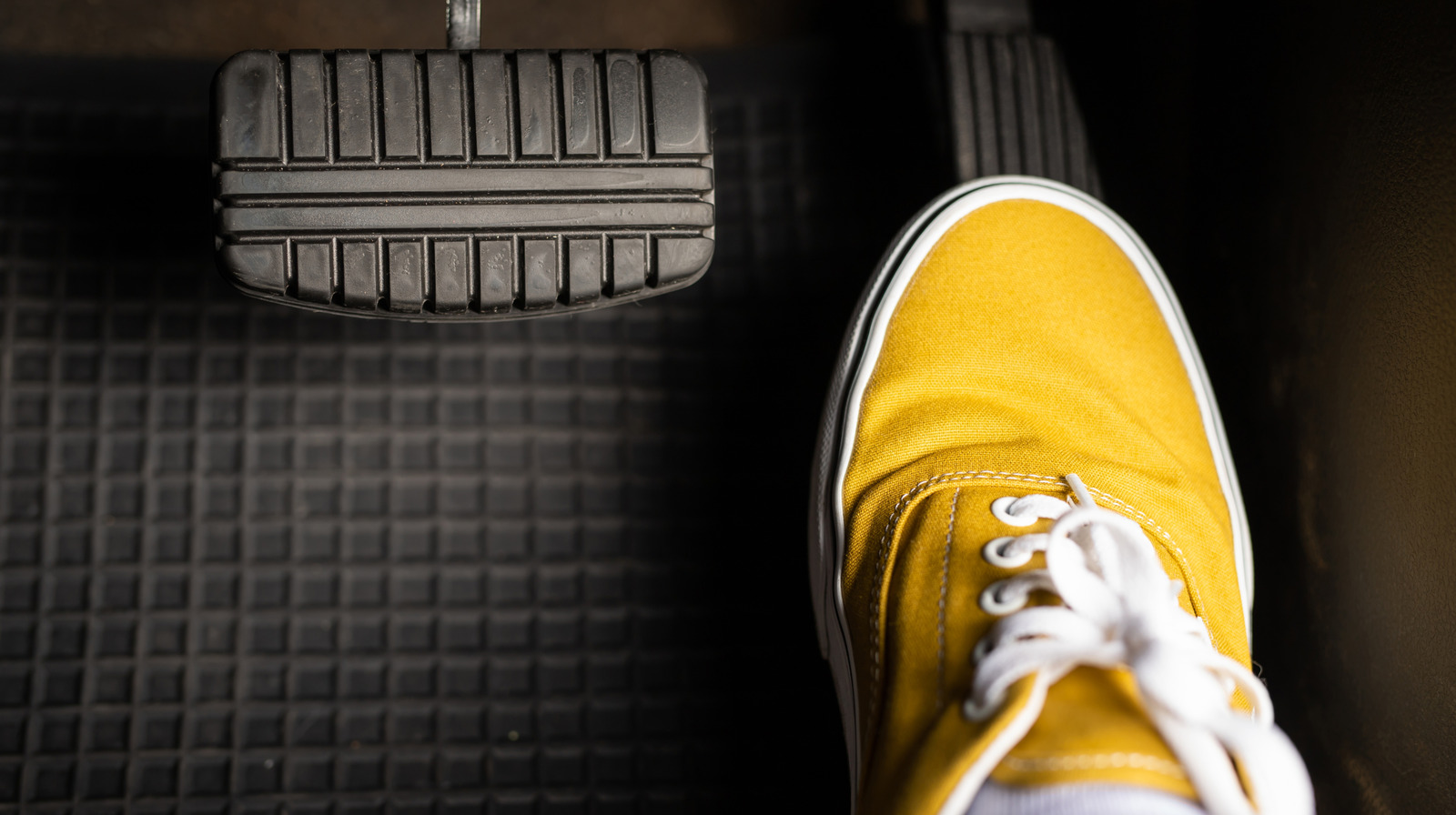 Почему Китай запрещает вождение с одной педалью?