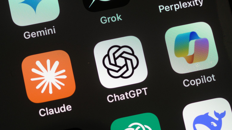 Крупный план значков искусственного интеллекта на экране телефона, включая Gemini, Grok, Perplexity, Claude, ChatGPT и Copilot.