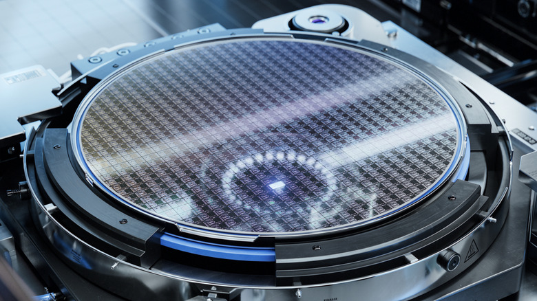 Кремниевая пластина на стадии литографии