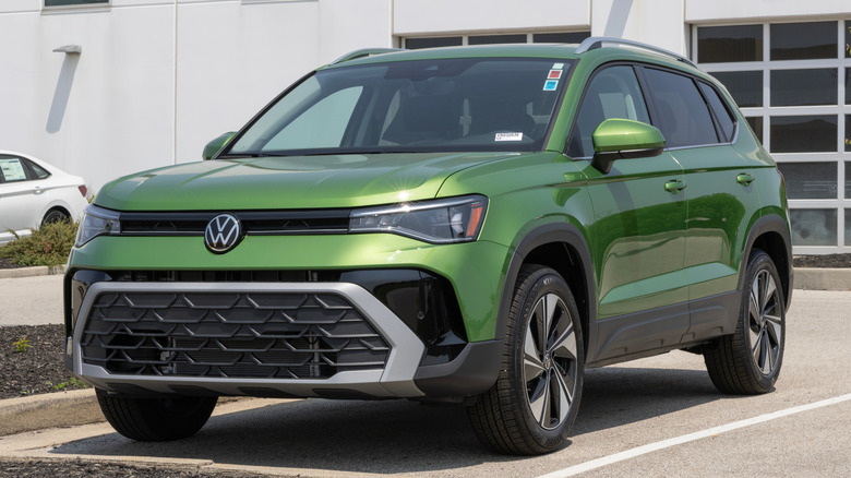 Зеленый компактный внедорожник Volkswagen Taos SE на стоянке