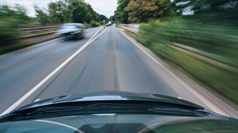 машина едет по улице