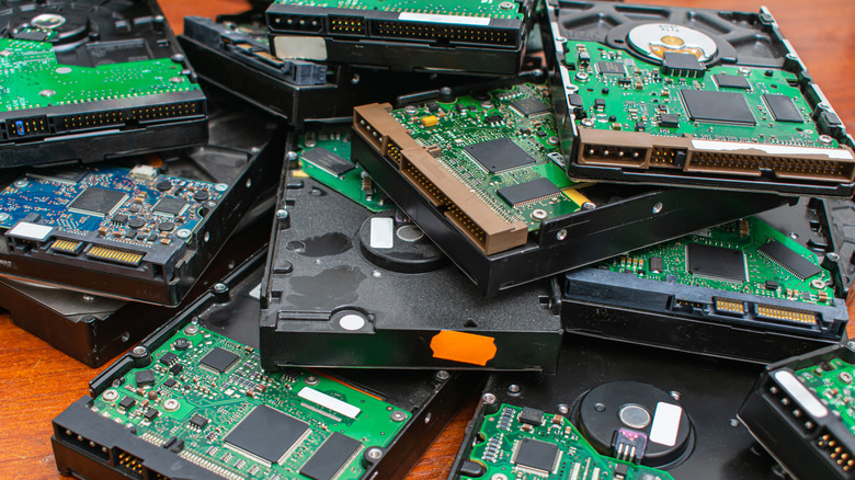 Старые внутренние диски HDD в куче