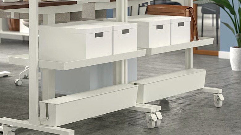 На фото показано, как используется коробка для скручивания шнура.