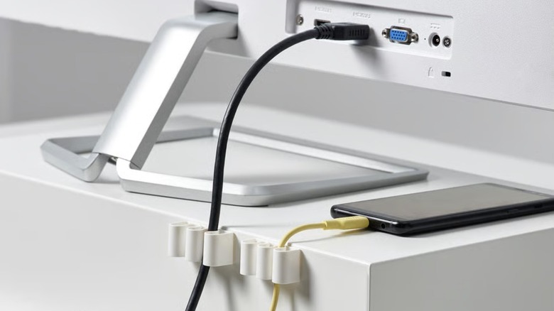 На изображении показаны используемые зажимы для шнура.