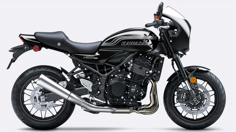Элегантный черный Kawasaki Z900RS, выполненный в стиле ретро-спортивного мотоцикла с современным обтекателем в стиле кафе.