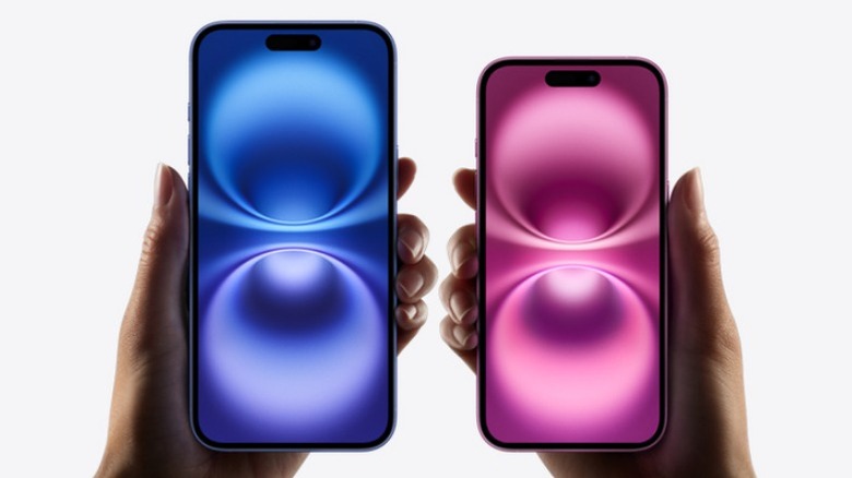 На каком фоне человек держит iPhone 16 и 16 Plus?