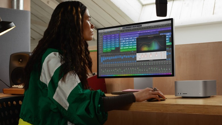 Человек, использующий Apple Studio m2