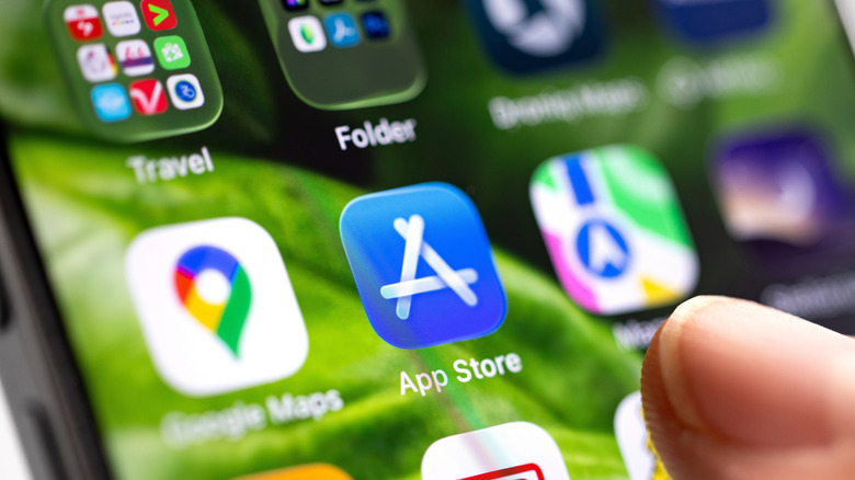 Значок App Store крупным планом на экране iPhone