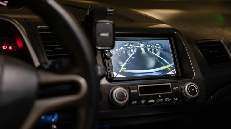 Система парковки камеры заднего вида на приборной панели автомобиля