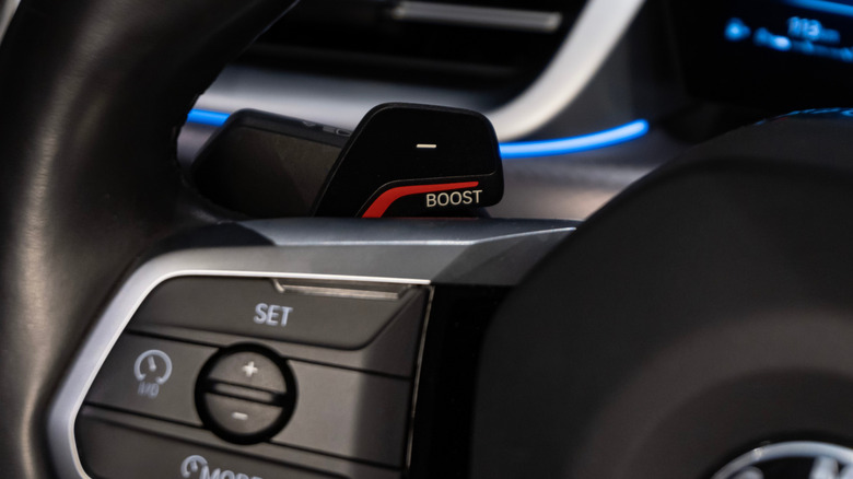 Подрулевые лепестки на рулевом управлении