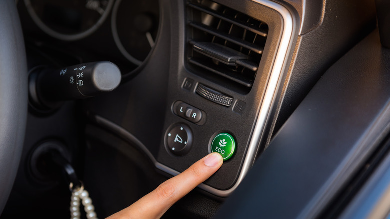 Нажатие пальца на кнопку экономичного режима