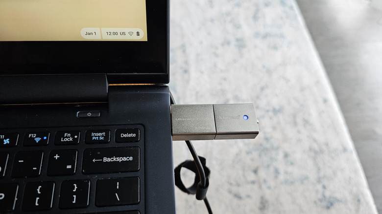 USB-накопитель Kingston, подключенный к Chromebook