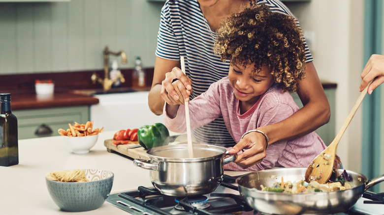 Люди готовят на кухне.