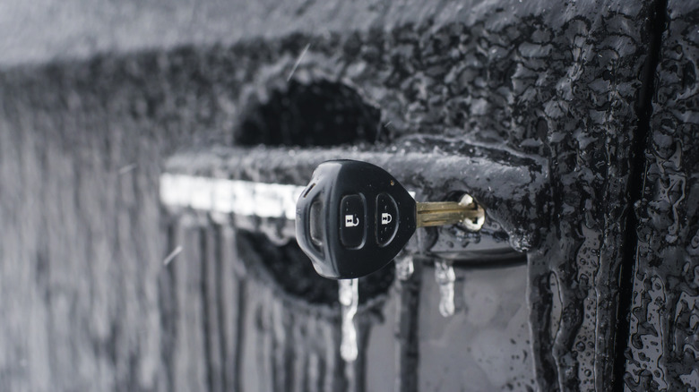 Замороженная дверь автомобиля с ключом в замочной скважине