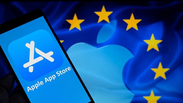 Флаг Европейского Союза с логотипом Apple и iPhone на переднем плане