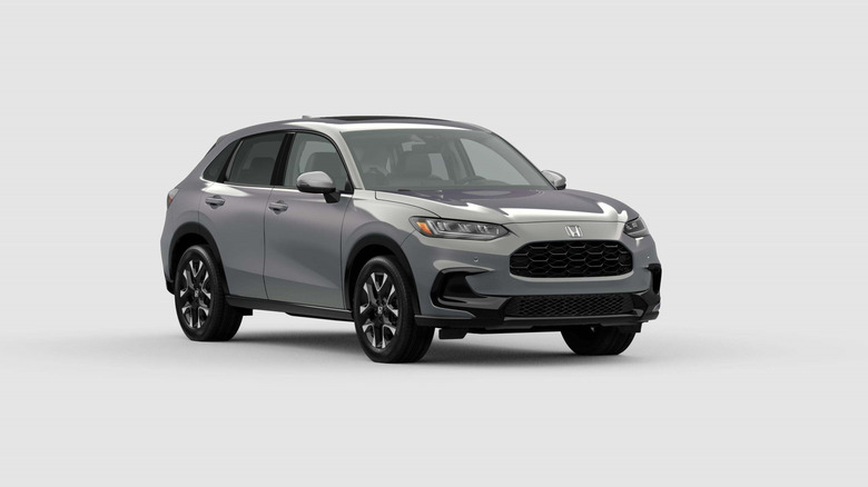 Серая Honda HR-V 2026 года спереди справа на белом фоне