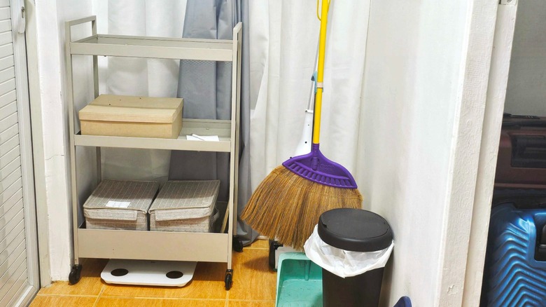 тележка Ниссафорс рядом с дверью, ведущей в гараж автора